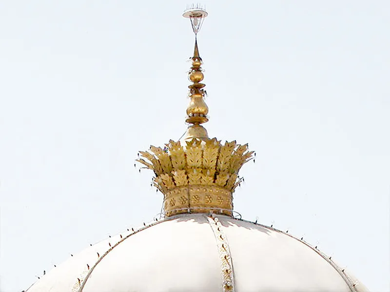 Image Ajmer - Dargah Sharif image beautiful - Beautiful Golden Crown (52 Kg Gold). This was presented by… | Flickr