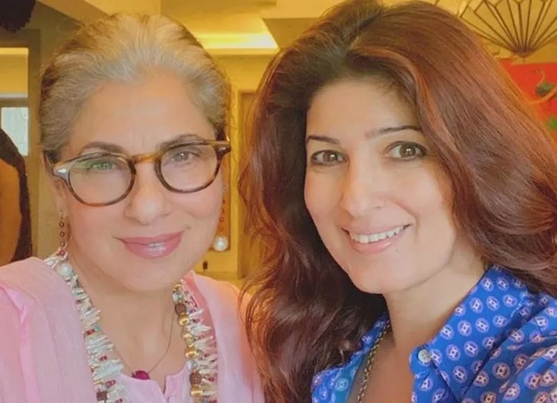 Image Akshay Kumar image beautiful image beautiful - Akshay Kumar photobombs Twinkle Khanna's lovely mother-daughter ...