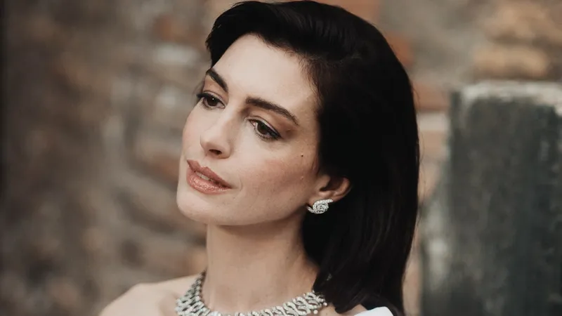 Image Anne Hathaway image beautiful image beautiful image beautiful image beautiful image beautiful - Anne Hathaway Revealed All the Beauty Products She Carries in Her ...