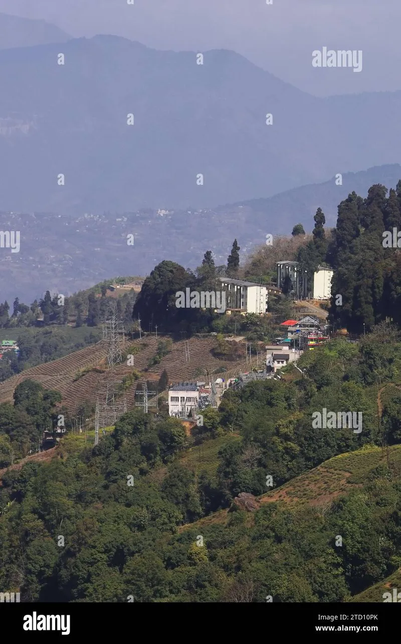 Image Darjeeling - Himalayan Hills and Tea image beautiful image beautiful - Himalayan mountain in clouds hi-res stock photography and images ...