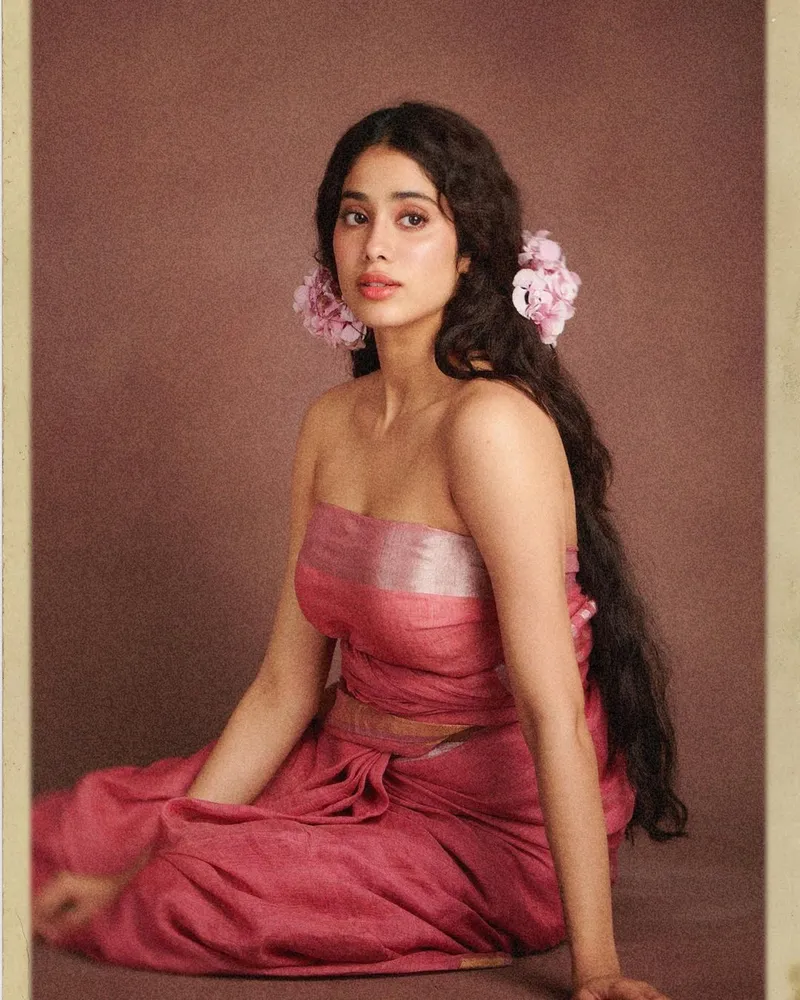 Image Janhvi Kapoor image beautiful - Janhvi Kapoor Looks Straight Out Of A Painting Draped In A ...