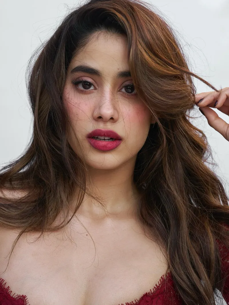 Image Janhvi Kapoor image beautiful image beautiful - Janhvi Kapoor is painting the town red with her bold lip and beach ...