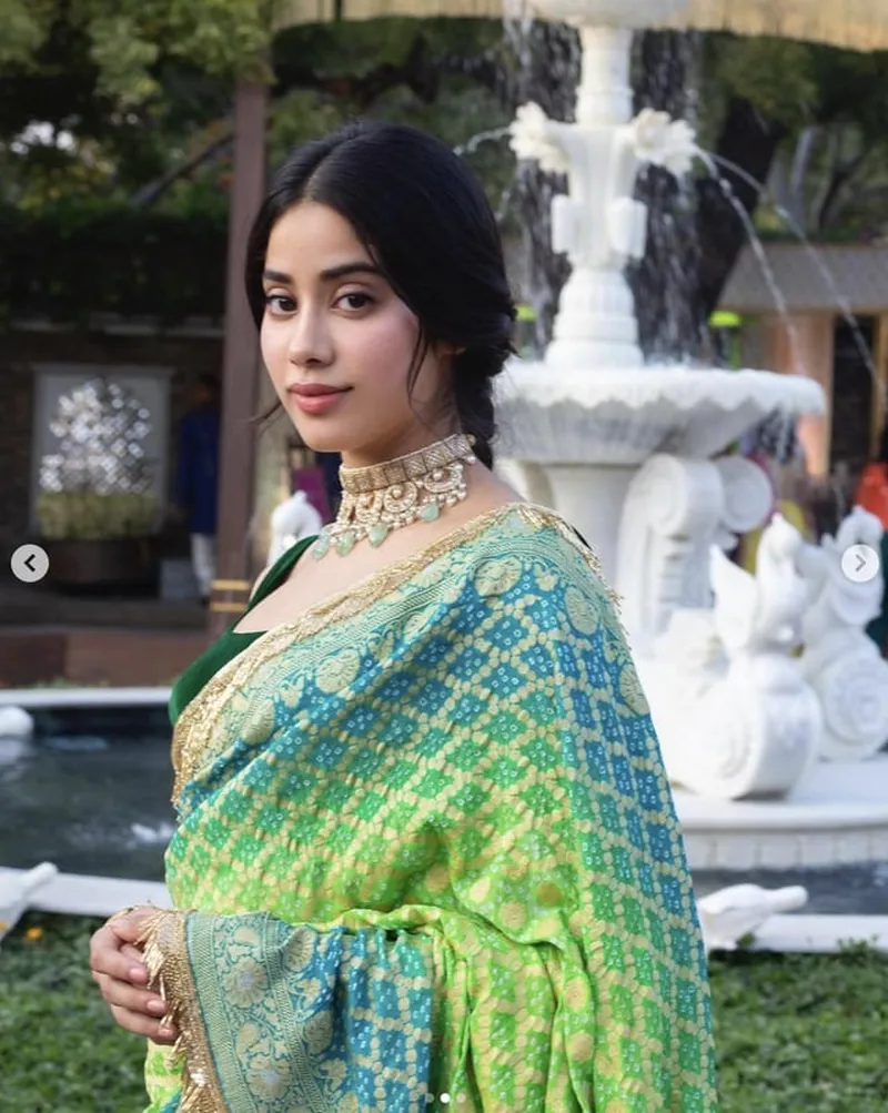 Image Janhvi Kapoor image beautiful image beautiful image beautiful - Janhvi Kapoor in a beautiful blue-green Bandhani saree by Manish ...