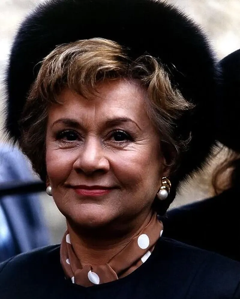 98+ most beautiful images of Joan Plowright