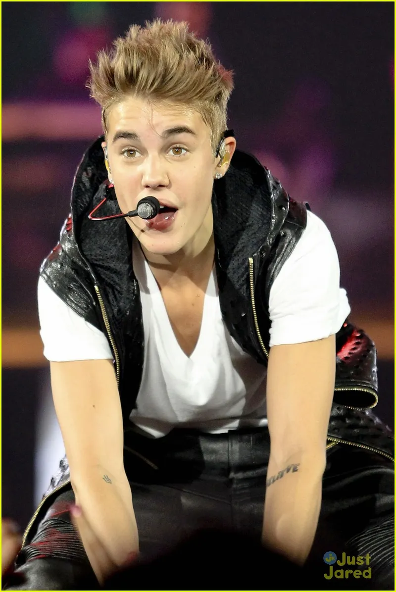 Image Justin Bieber image beautiful - Justin Bieber & Carly Rae Jepsen Sing 'Beautiful' in Vancouver ...