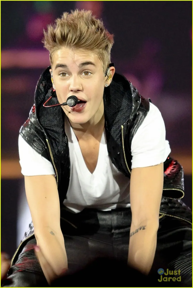 Image Justin Bieber image beautiful image beautiful - Justin Bieber & Carly Rae Jepsen Sing 'Beautiful' in Vancouver ...