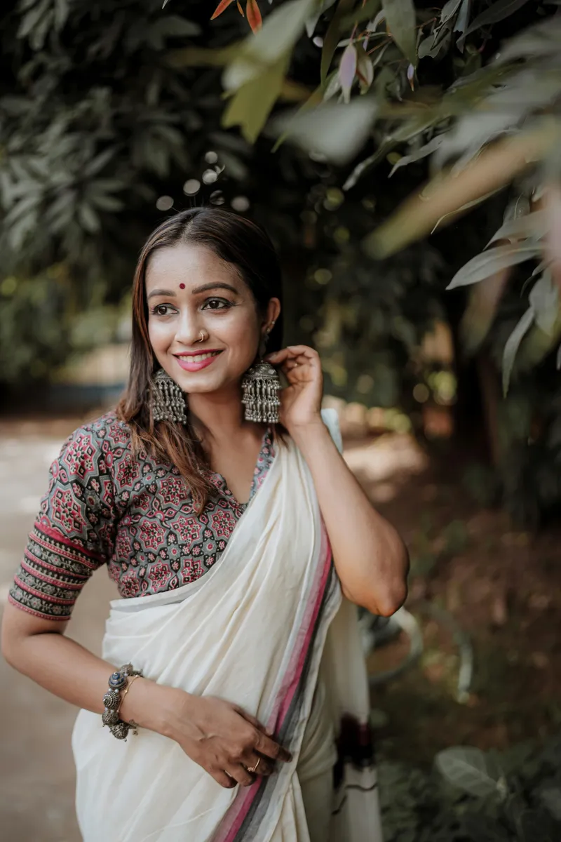 Image Lady A image beautiful - Beautiful Indian Woman Fixing her Hair · Free Stock Photo