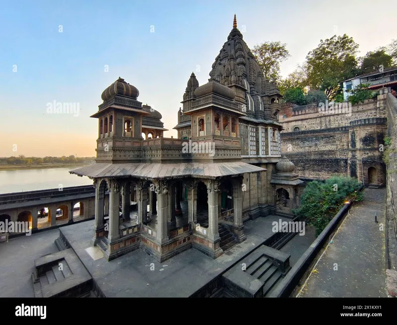 Image Maheshwar - Temples and Forts image beautiful image beautiful - Maheshwar ghat pradesh india hi-res stock photography and images ...